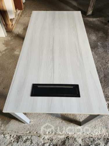 Escritorio con base metálica y pasacables