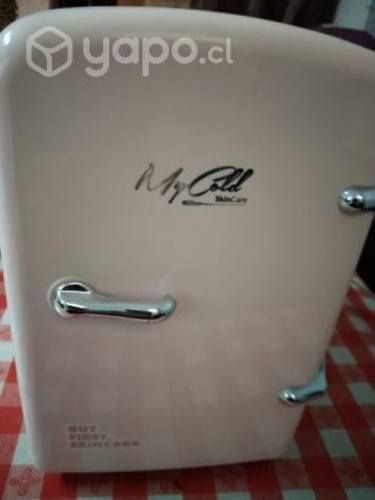 Mini refrigerador casi nuevo rosado