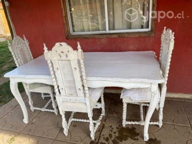 Mesa y sillas estilo normando