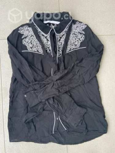 Camisa negra Zara + sweater blanco