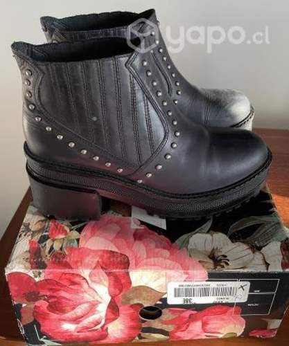 Zapatos nuevos de cuero