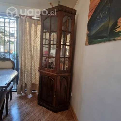 Esquinero de encina tallada con vitrina de vidrio