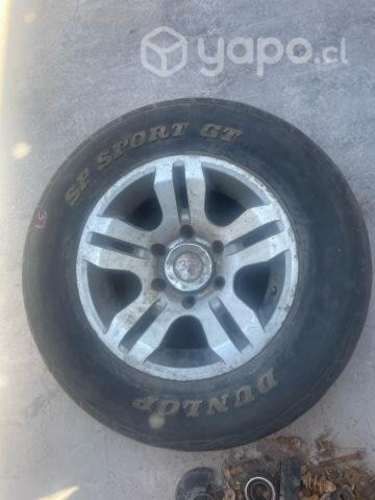 Llanta aluminio con neumatico malo aro 15 (37) For