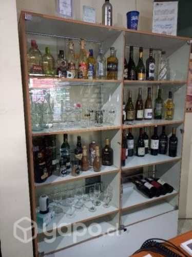 Vitrina de madera con puertas de vidrio