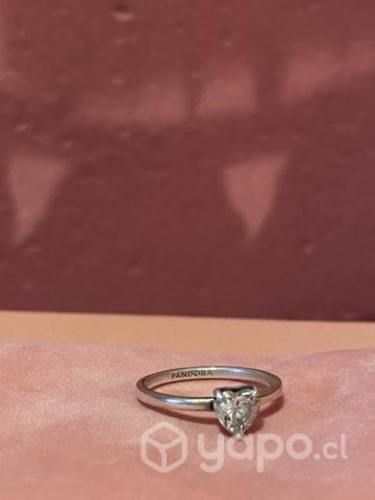 anillo de plata Pandora con circón.