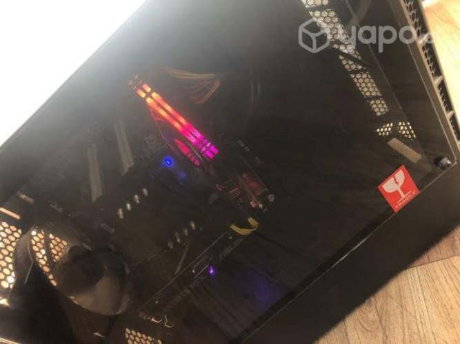 PC gamer con monitor