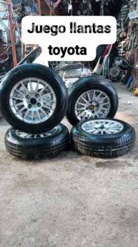 Juego de llantas con neumáticos Toyota