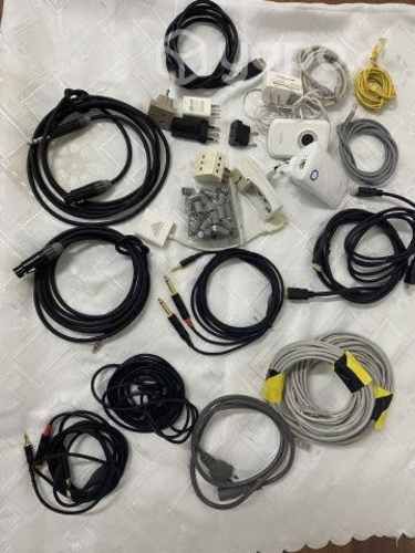 Cables variados algunos nuevos , enchufes y cama