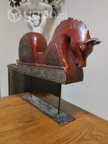 Caballo de madera tallado