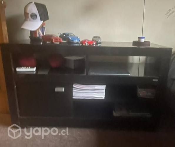 Cómoda negra con una puerta