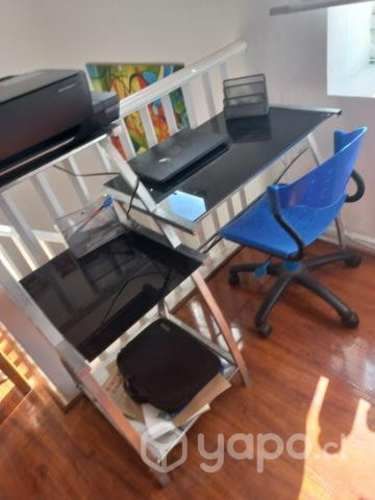 Escritorio amplio, con repiseros vidrio negro temp