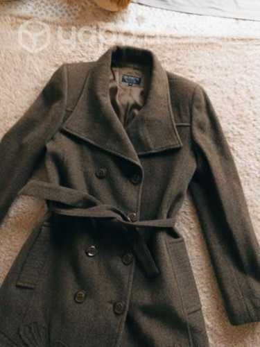 Bello abrigo Café talla S-M. Marca LE GIVE