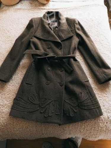 Bello abrigo Café talla S-M. Marca LE GIVE