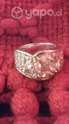 Hermoso anillo de plata y piedras brillantes