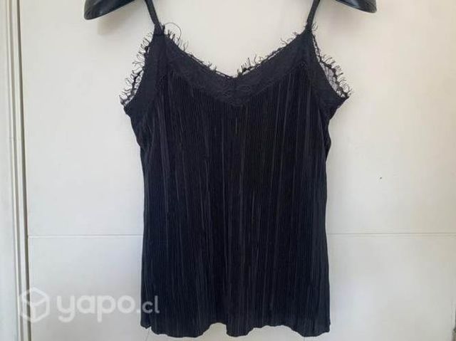 Polera negra con encaje