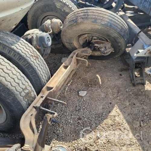 Eje delantero completo con sus ruedas inter