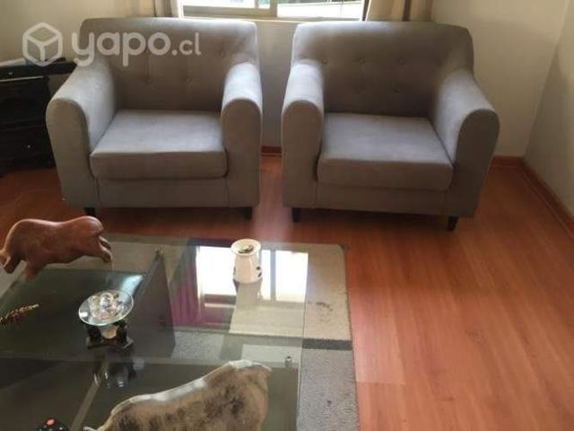 Dos sofas estilo capitone color gris