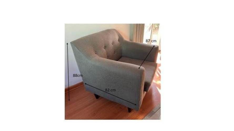 Dos sofas estilo capitone color gris