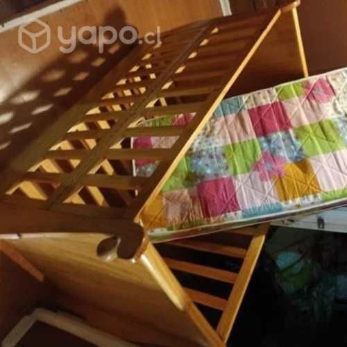 Cuna de madera barnizada