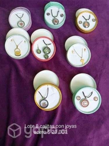 8 cajitas con joyas