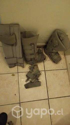 Bota e inmovilizador de rodilla.