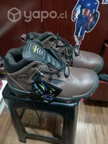 Zapatos de seguridad nuevos