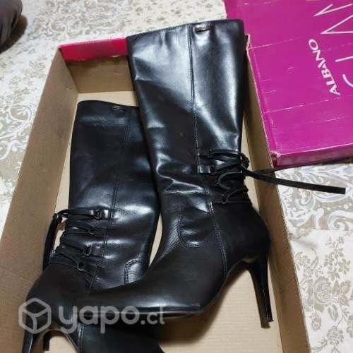 Botas de cuero, una postura