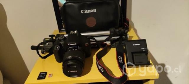 Canon EOS rebel T7 con lente 18-55 y trípode
