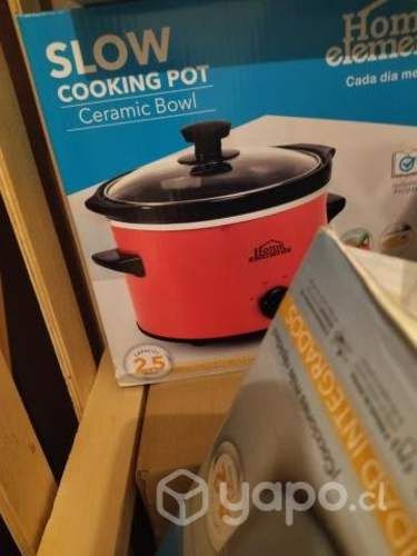 Cama, olla electrica y olla de presión