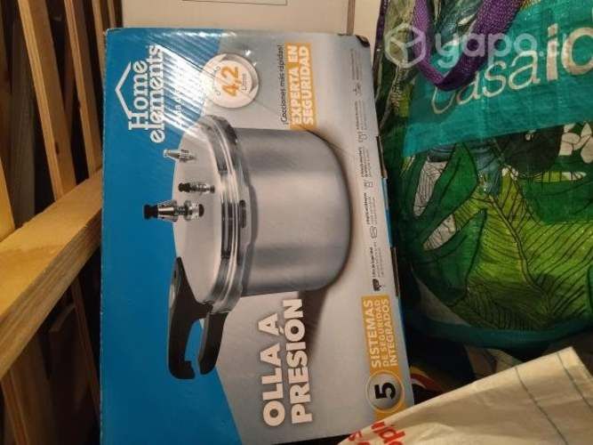 Cama, olla electrica y olla de presión