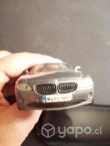 2 autos uno de chapulin plástico y un auto metálic