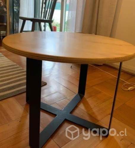 Mesa redonda cubierta de madera y fierro impecable