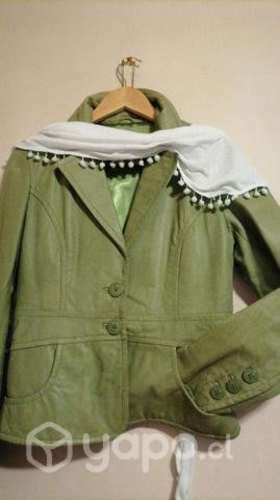 Casaca de cuero, talla M, color verde claro