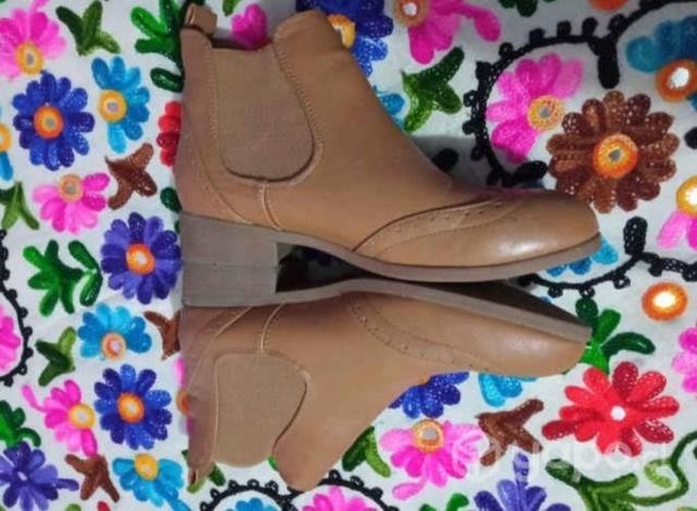 Botines café y negros