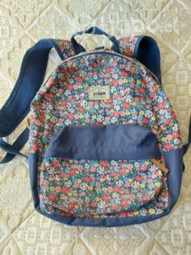Mochila Xtrem azul de flores en buen estado