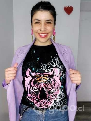 Polera negra diseño tigre fucsia Talla XL unisex