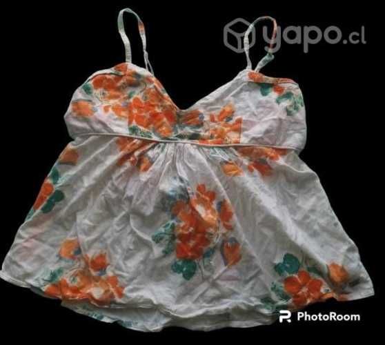 Blusa descotada floreada