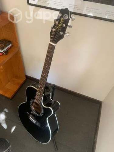 Guitarra Takamine y estuche Rockcase