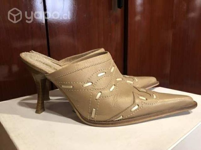 Botines, sandalias y puntilla cuero