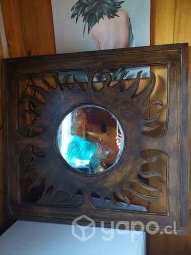 Espejo con contorno tallado en madera del sol