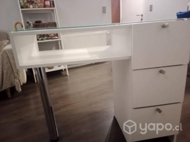 Mesa para manicurista y accesorios