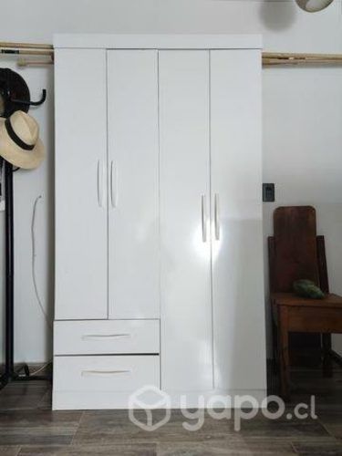 Closet 4 puertas 2 cajones