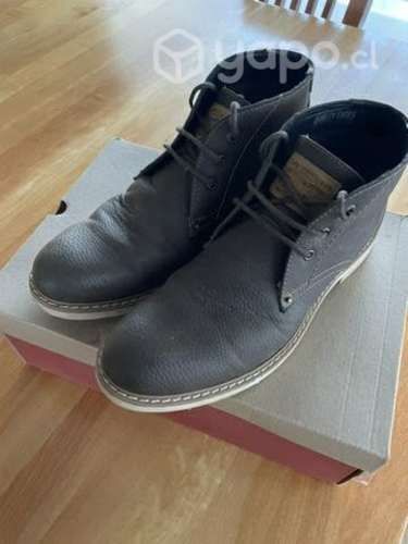 Zapatos levis y zapatillas adidas