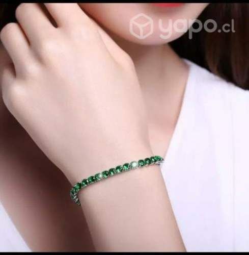 Pulsera de plata con bella piedra esmeraldina