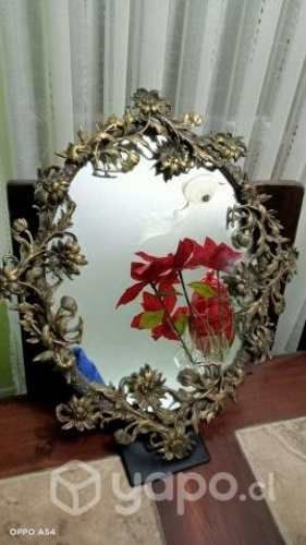 Espejo con marco de bronce antiguo