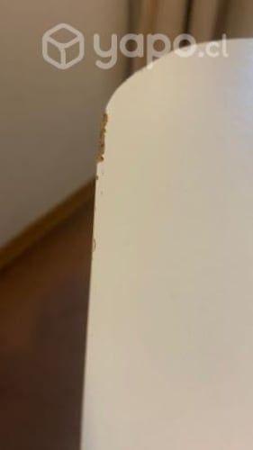 Mesa - tablero de melamina con dos caballetes