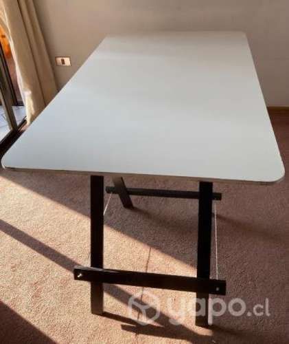 Mesa - tablero de melamina con dos caballetes