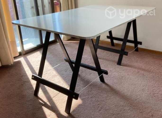 Mesa - tablero de melamina con dos caballetes