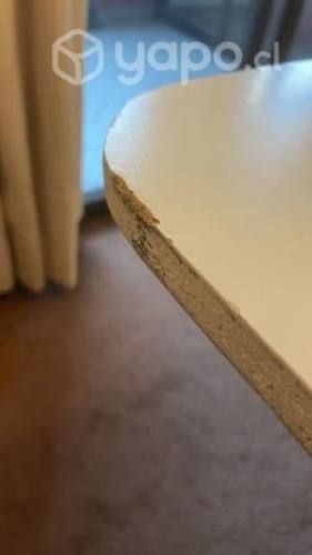 Mesa - tablero de melamina con dos caballetes