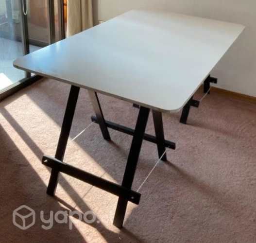 Mesa - tablero de melamina con dos caballetes
